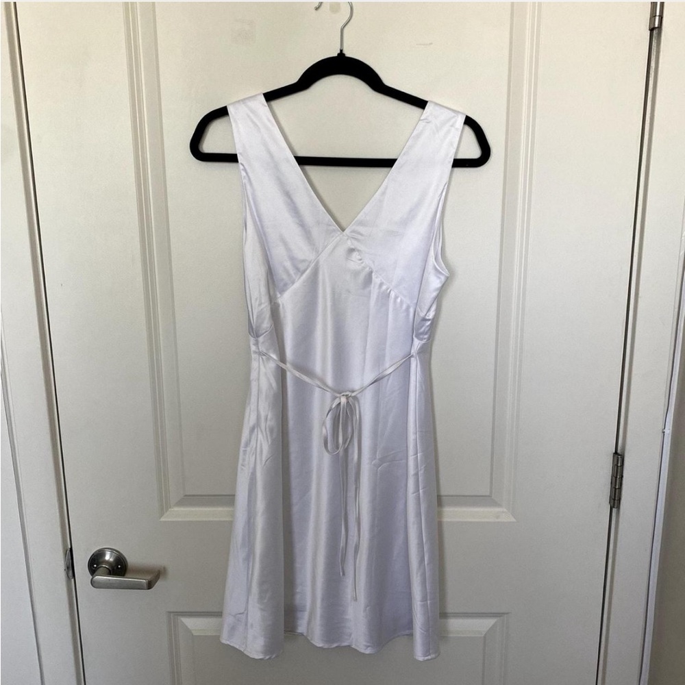 Elegant White Sleeveless Dress